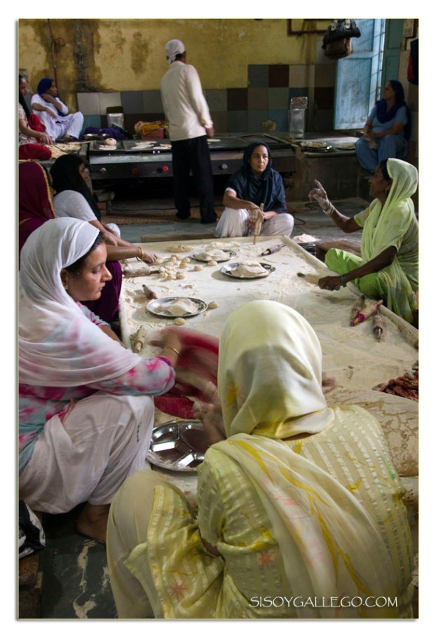 Mujeres amasando chapatis
