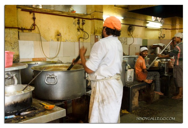 Tremendas ollas y tremendos utensilios para remover la comida