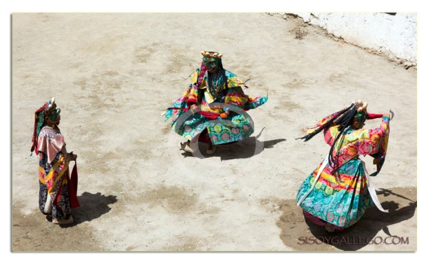  Monjes danzando en el festival en Phayang