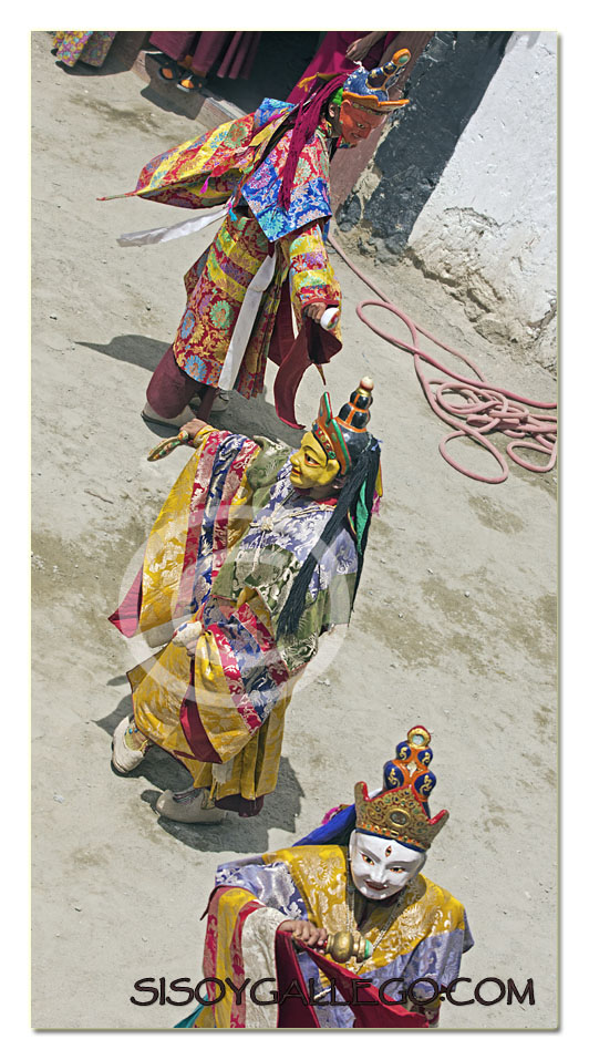 Monjes danzando en el festival de Phayang