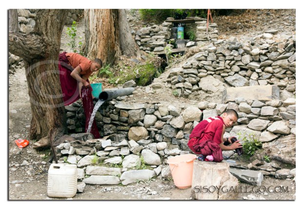 Niños de una escuela-guardería lavando ropa