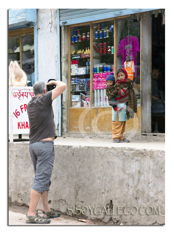 Una foto irresistible: Niña de corta edad portando a su hermano