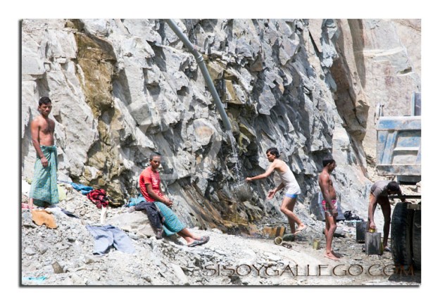 Lavando el camión y tomando una ducha al mismo tiempo