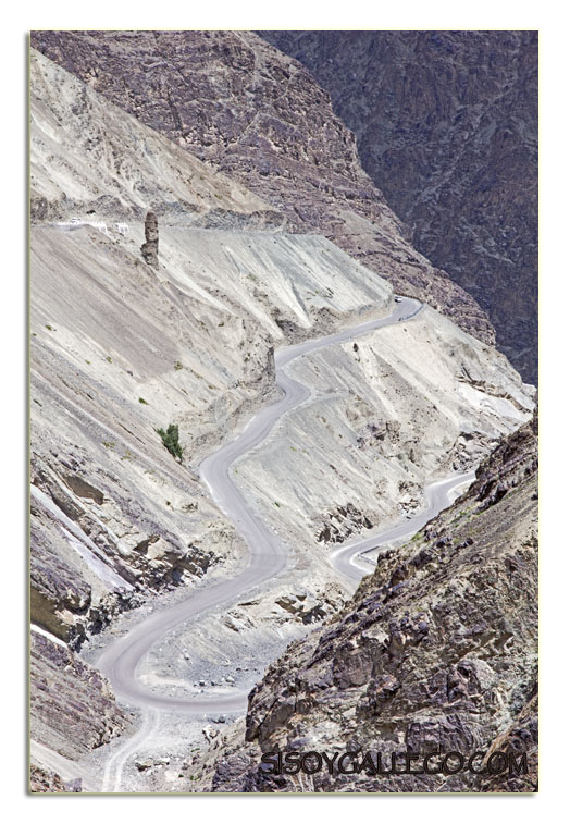 Una serpenteante carretera nos lleva a Lamayuru