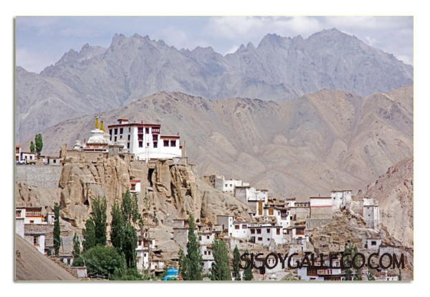 En el pico de la montaña el Monasterio de Lamayuru