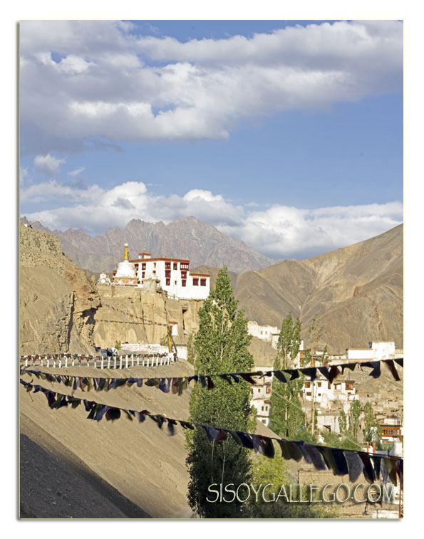 Monasterio de Lamayuru y banderas de oración