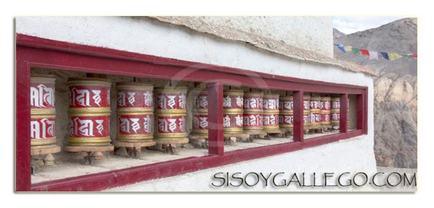 Rodillos de oración a la entrada de un monasterio