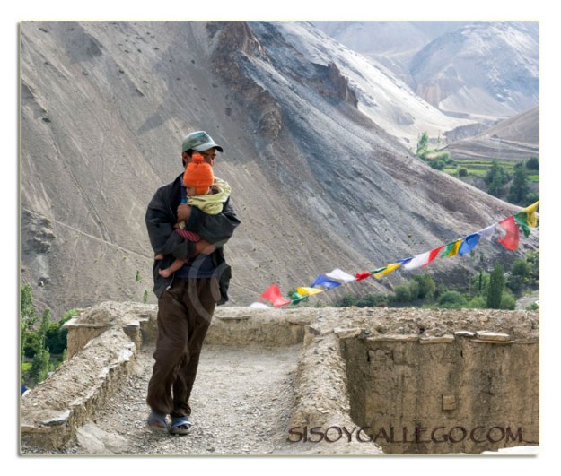 Padre portando a su hijo 