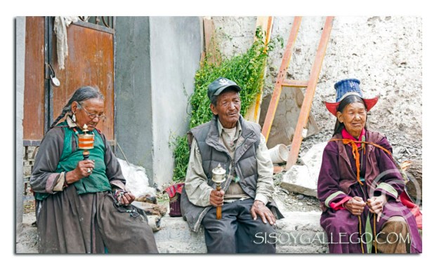 Mujer vestida con el típico sombrero de la zona