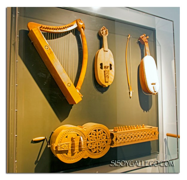 Reproducción de los instrumentos del Pórtico de la Gloria 