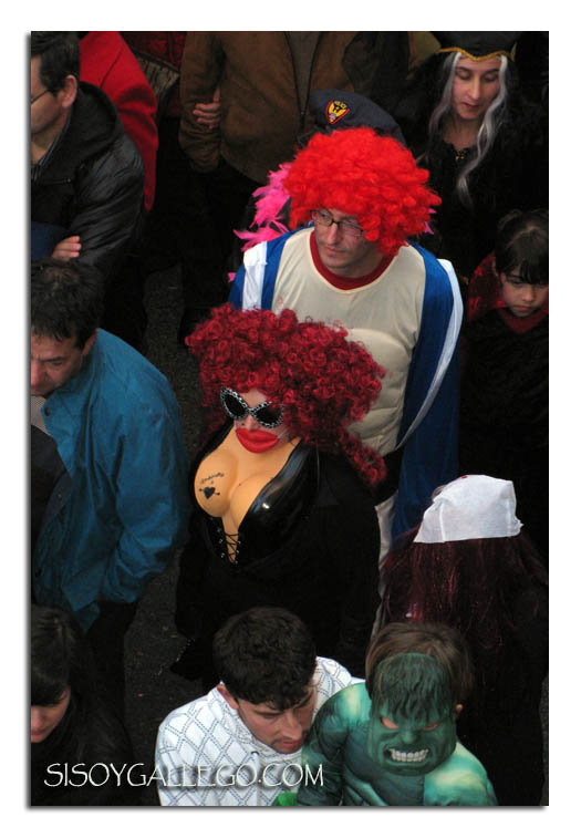 Rostro tapado pero mostrando una voluptuosidad nada real