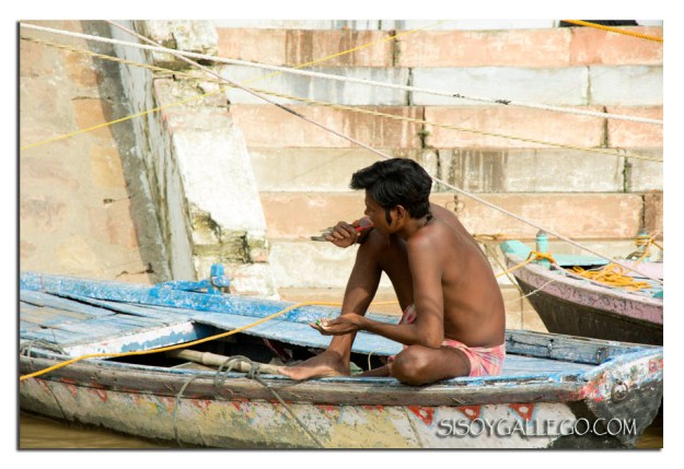 _Ganges.Cepillandose los dientes