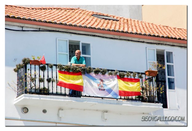 06_Con el balcon engalanado