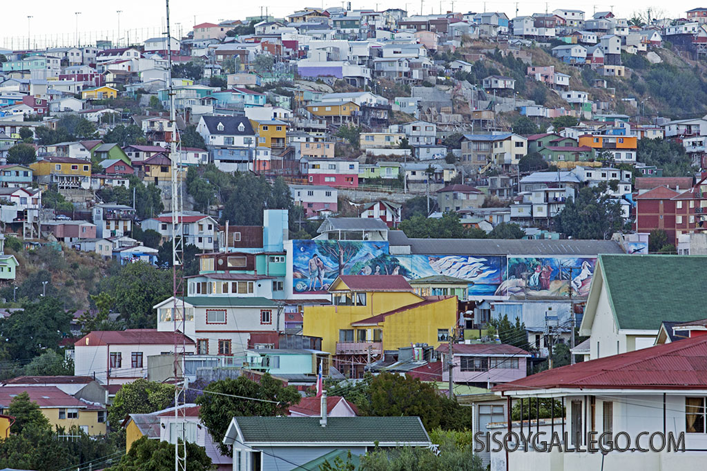 14.Casas colgadas en los cerros de Valparaiso.