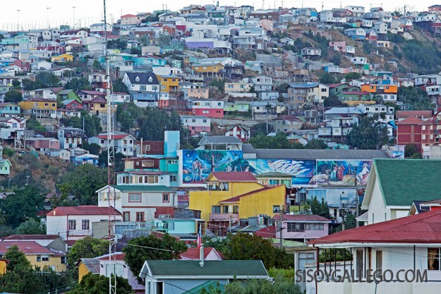 14.Casas colgadas en los cerros de Valparaiso.