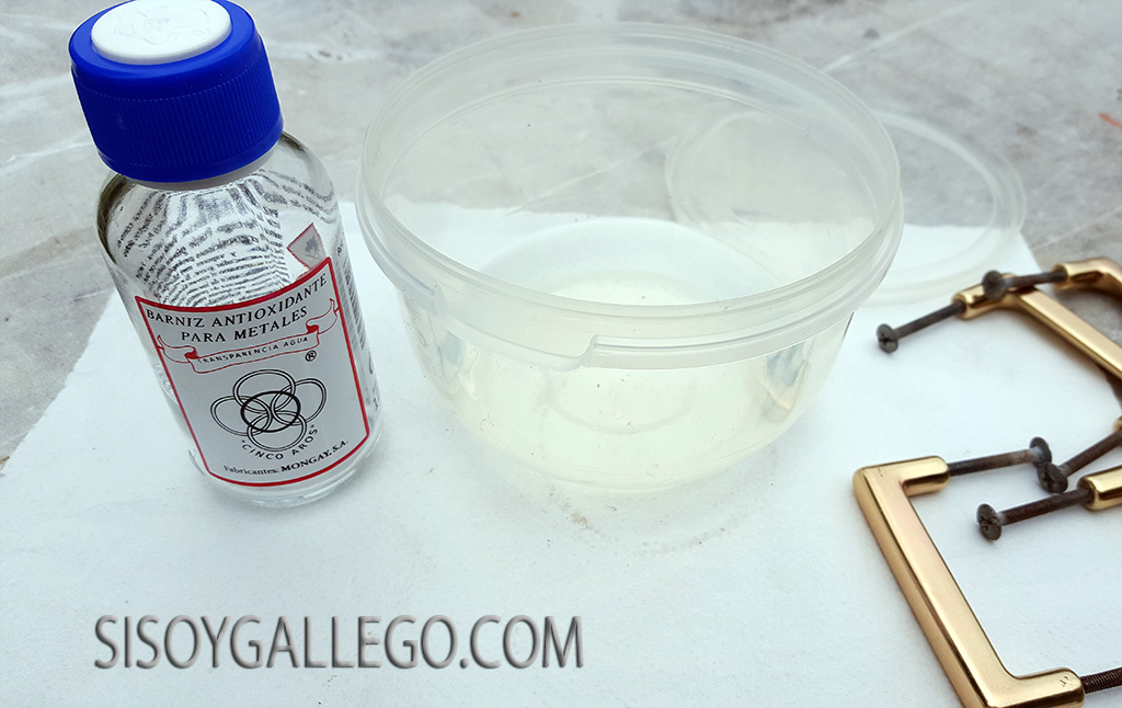 9.Recipiente para barniz.